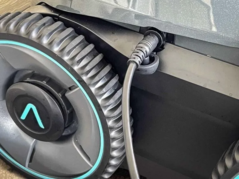 Aiper Seagull Pro charging adapter and battery indicator