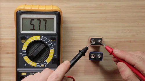 Battery voltage multimeter test