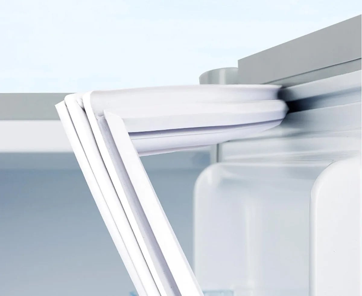 Freezer door seal gap