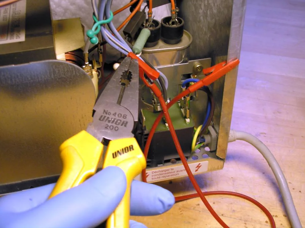 High-voltage capacitor discharge