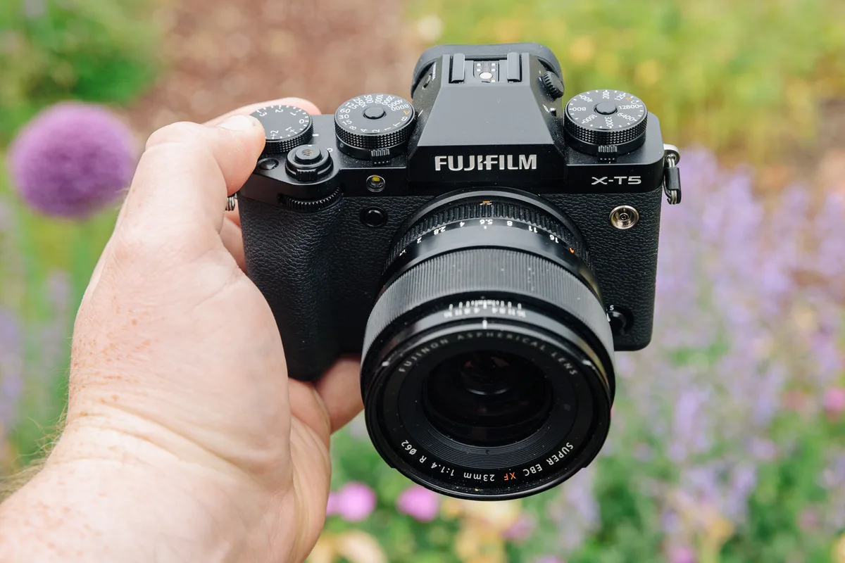 how to change aperture on mirrorless camera
