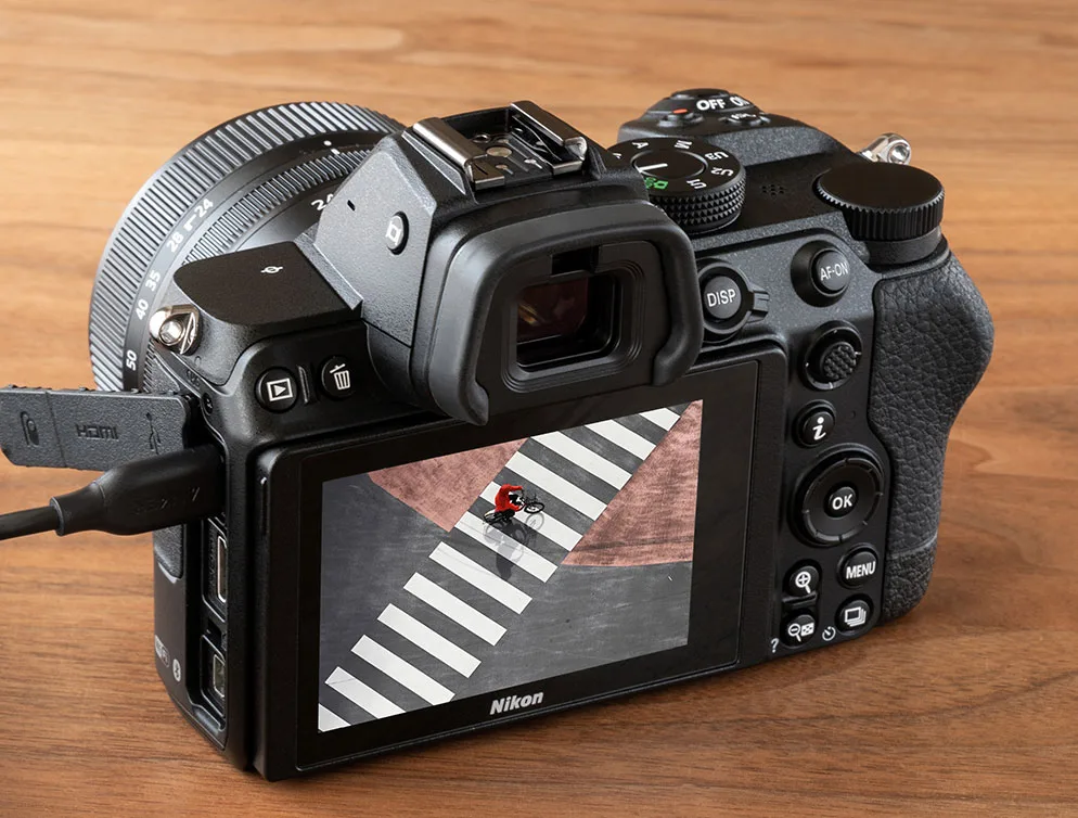 how to charge a mirrorless camera