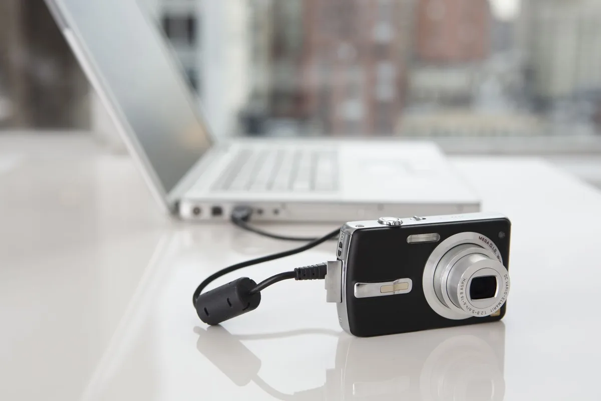 how to connect DSLR camera to computer