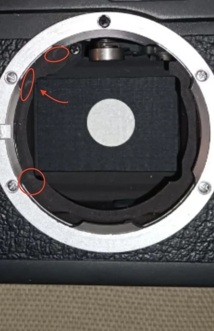how to mount a lens on DSLR camera