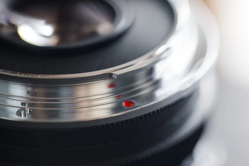 how to mount lens on mirrorless camera