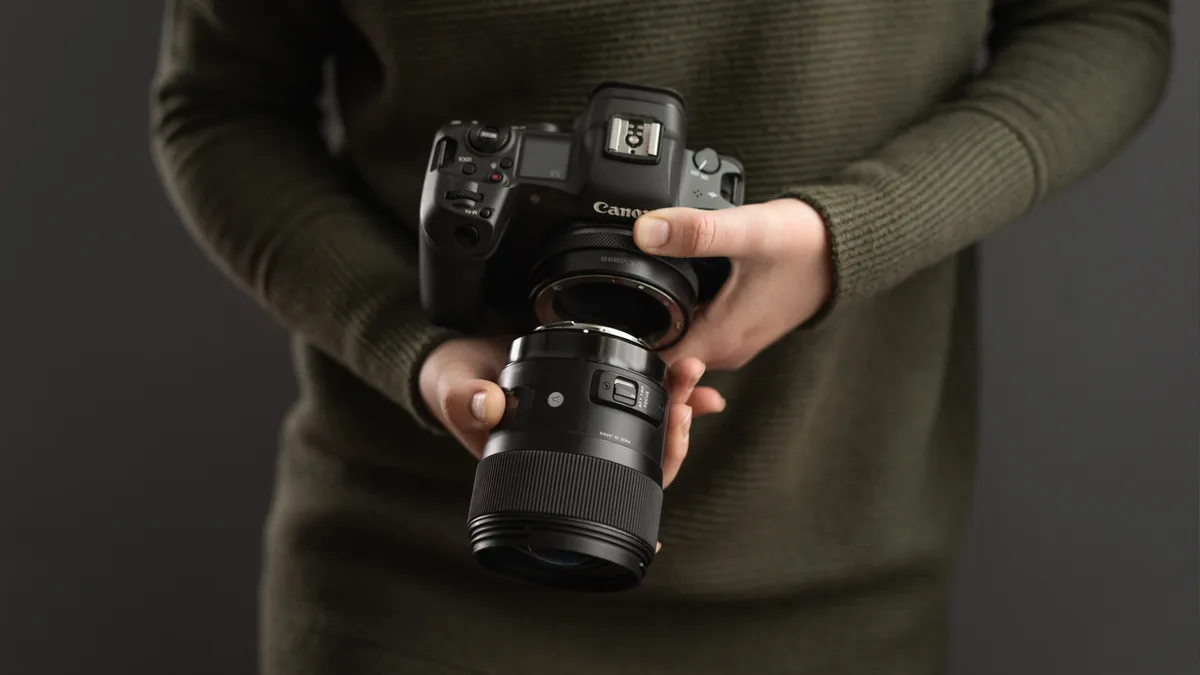 how to remove a lens from DSLR camera