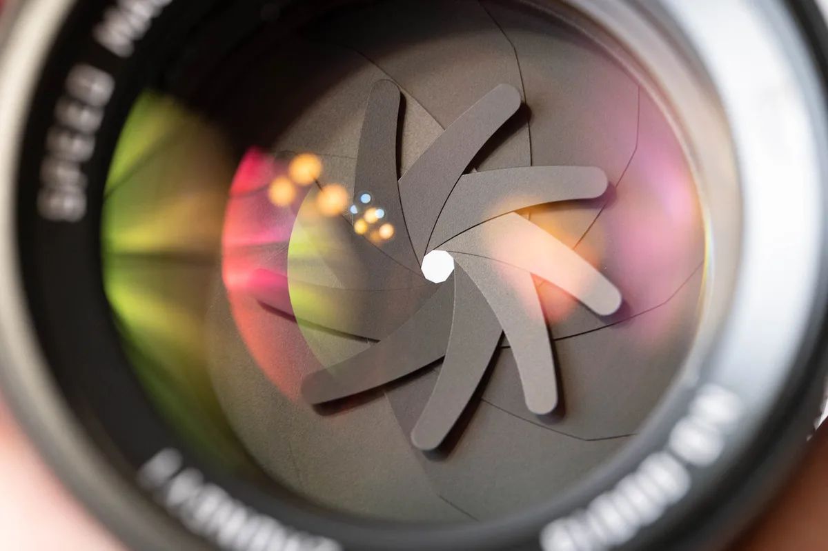 how to remove mirrorless camera lens