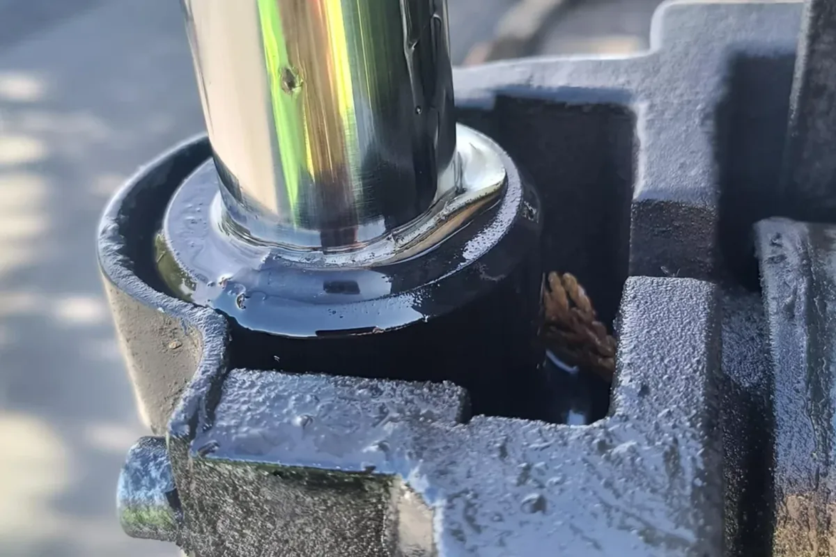 hydraulic cylinder seal bypass