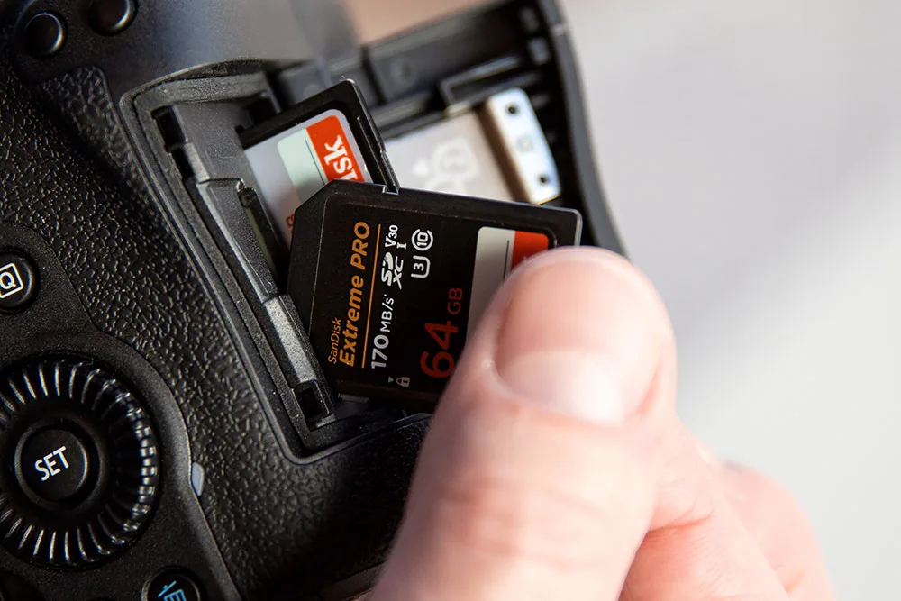inserting SD card into mirrorless camera