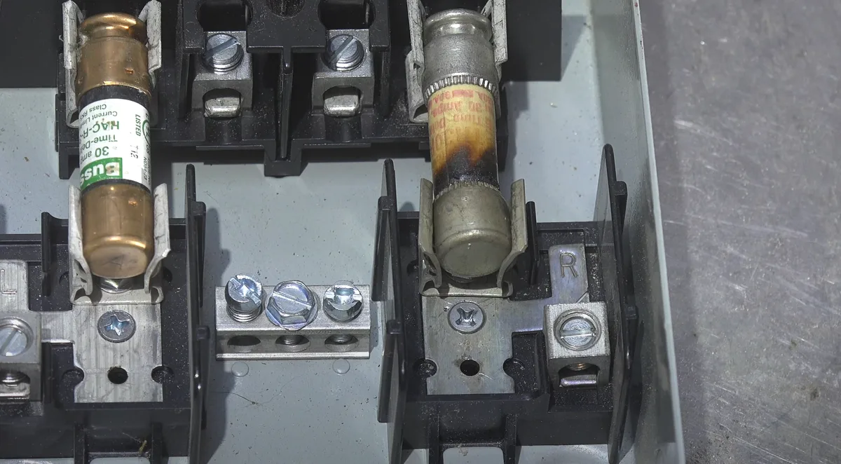 Internal fuse (F1)