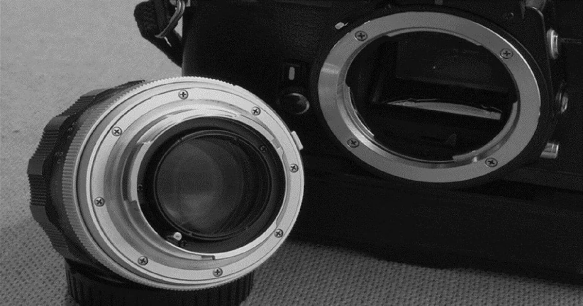 lens mount contacts