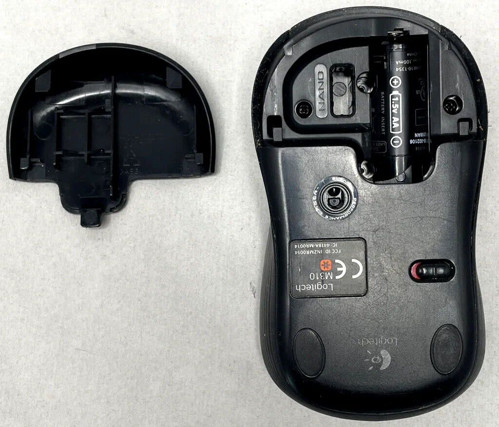 Logitech K520 battery compartment