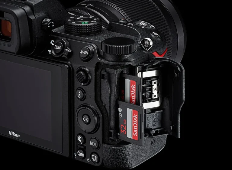mirrorless camera SD card slot