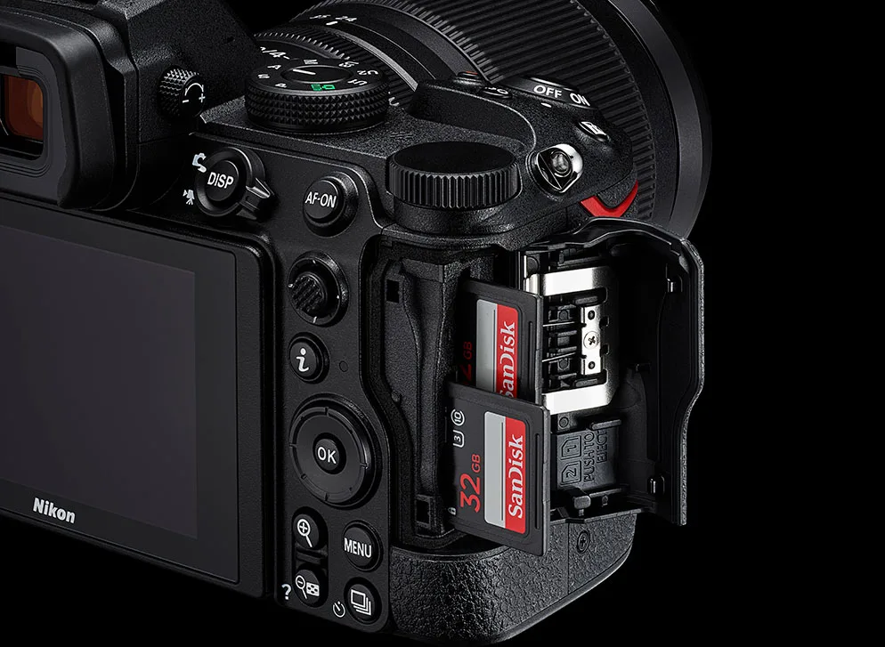mirrorless camera SD card slot