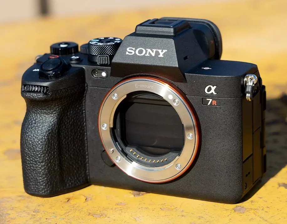 Sony A7R V lens not recognized