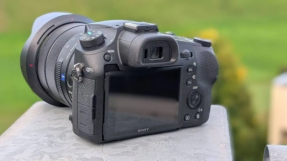 Sony RX10 IV lens zoom creep