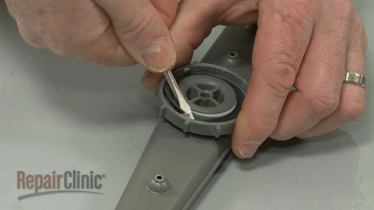 Spray arm mounting clip