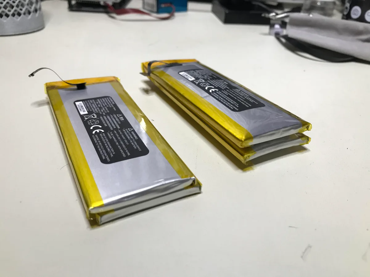 Swollen battery vs normal battery