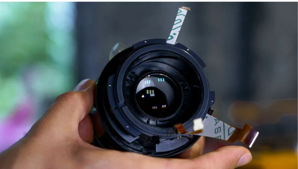 twisting lens off mirrorless camera